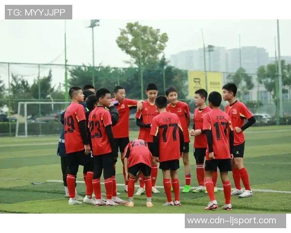 精彩足球过人技巧视频集锦高清呈现让你领略球场风采与技术魅力 精彩足球过人技巧视频集锦高清呈现让你领略球场风采与技术魅力