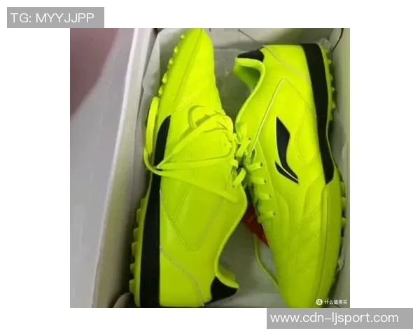 碎钉足球鞋日常穿搭指南让你时尚与舒适兼得 碎钉足球鞋日常穿搭指南让你时尚与舒适兼得