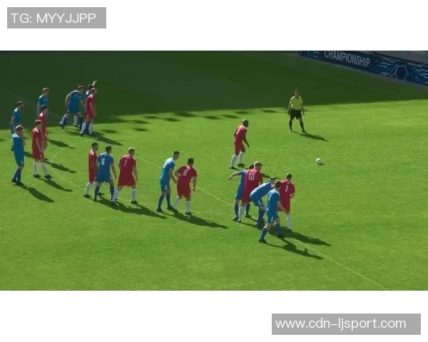 足球射门飞跃瞬间展现力量与技巧的完美结合 足球射门飞跃瞬间展现力量与技巧的完美结合