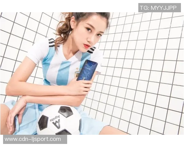 足球宝贝巧妙胸夹手机的创意玩法与时尚潮流结合的完美展示 足球宝贝巧妙胸夹手机的创意玩法与时尚潮流结合的完美展示