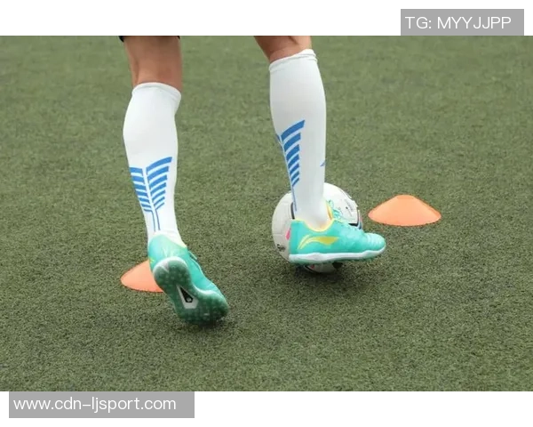 选择合适的足球鞋尺码是买大还是买小更合适的全面分析与建议